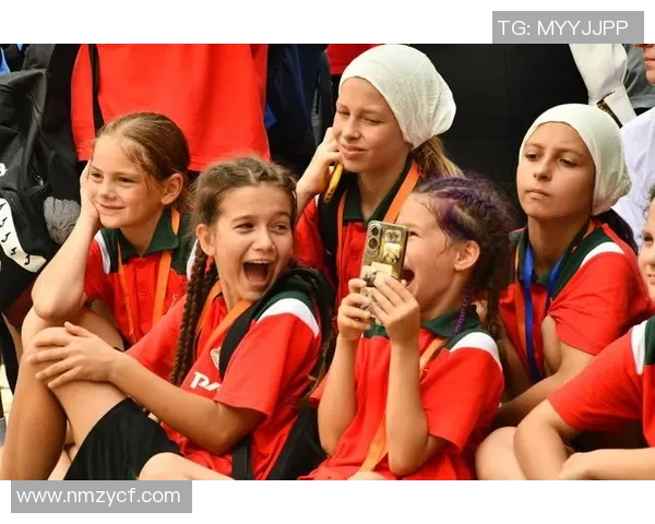 当足球明星邂逅女明星他们的爱情在绿茵场与星光下绽放的故事